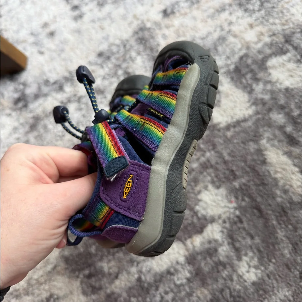 Keen Newport H2 sandals in a rainbow toddler size 8 - Picture 2 of 6